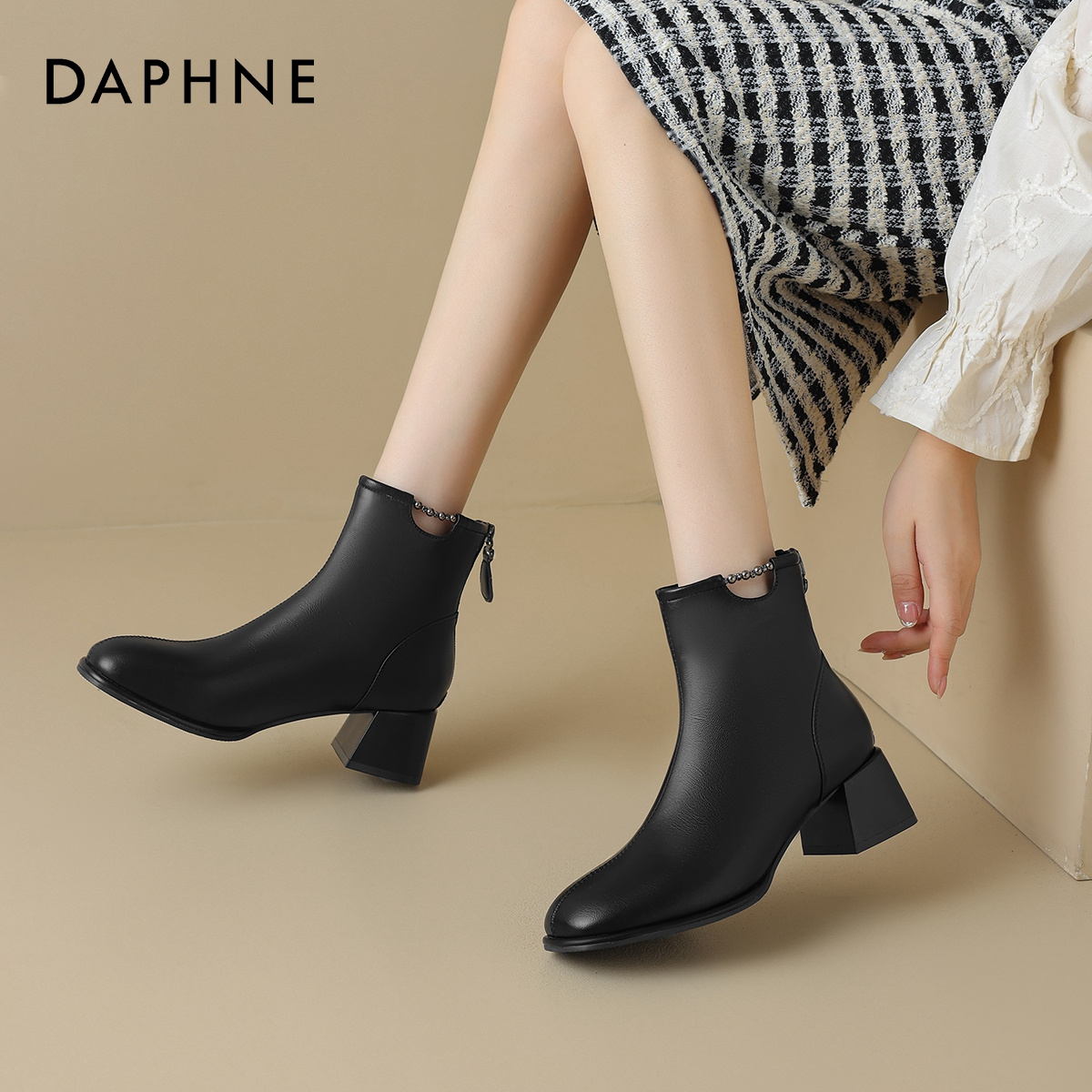 达芙妮时尚马丁靴年秋冬百搭保暖靴子女加绒工装靴休闲短靴单靴